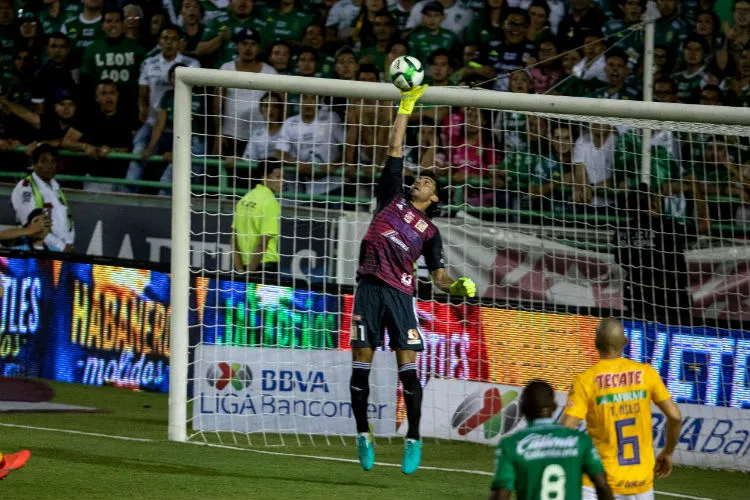 MIGUEL PONTÓN Nahuel Guzmán ataja un tiro de León en la Final del Clausura 2019