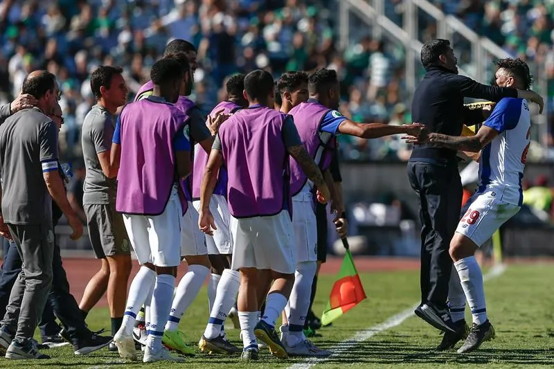 Tiquinho festeja el gol con sus compañeros