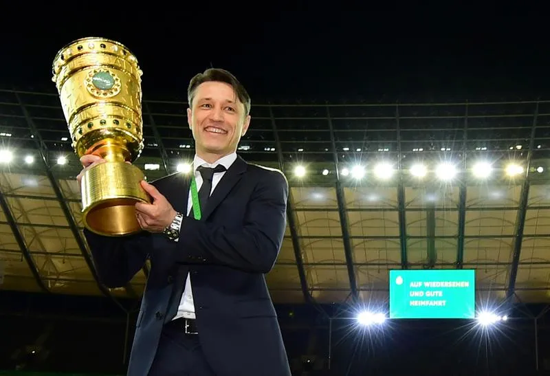 EFE Niko Kovac a posa con la Copa de Alemania,