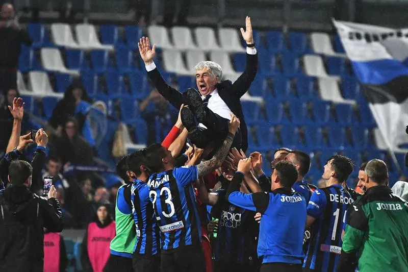 Gasperini es lanzado al aire por sus jugadores