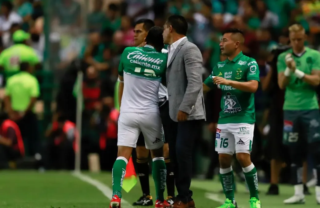 CARLOS RAMÍREZ Mena abandona el terreno de juego en medio de aplausos