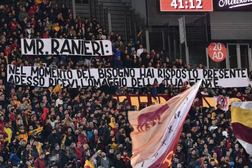 TWITTER @ASROMAESPANOL Afición de la Roma homenajea a Claudio Ranieri