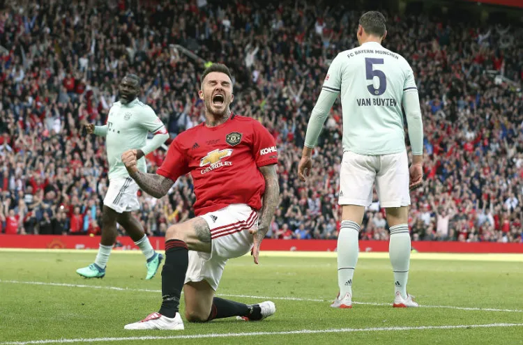 David Beckham festeja gol en un duelo de leyendas