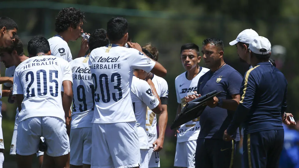 Carlos Cariño dirige las acciones de sus pupilos