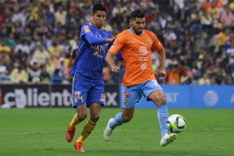 IMAGO7 Hugo Ayala y Henry Martín disputan un balón