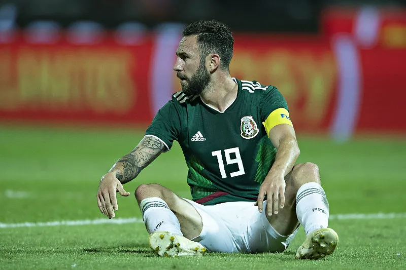 IMAGO7 Layún en el césped durante un juego con el Tri