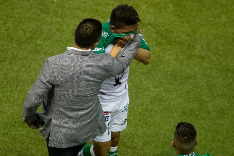 MIGUEL PONTÓN Ángel Mena llora tras salir de cambio lesionado