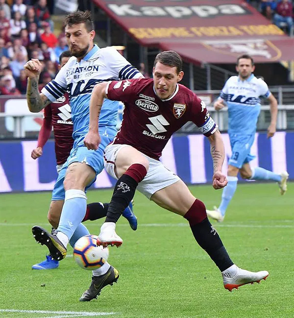 Belotti lucha por el esférico en un juego del Torino