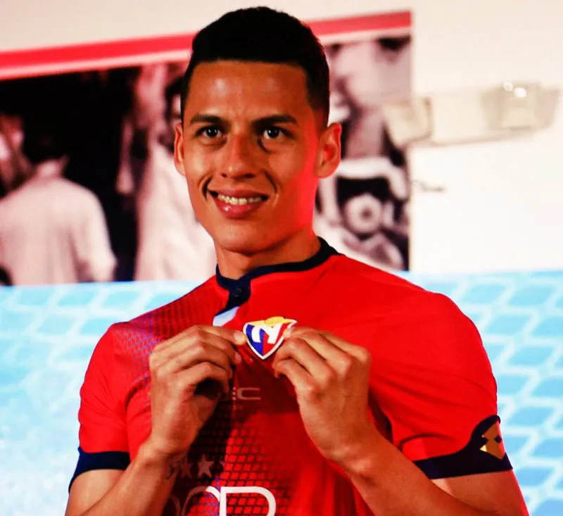 Manuel Balda con el jersey de El Nacional