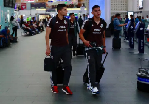 Jugadores del Tri Sub 22 en el Aeropuerto de la CDMX