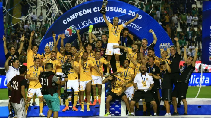 Jugadores de Tigres en festejo por el título