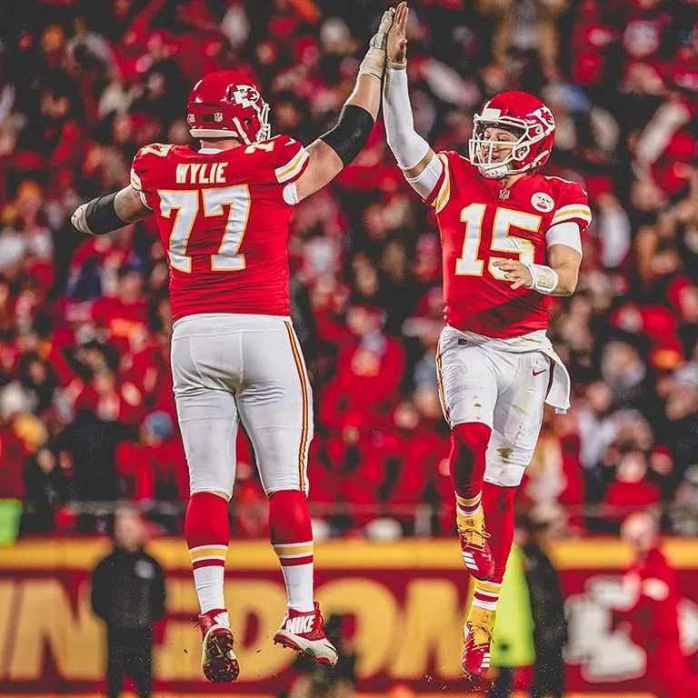 FACEBOOK KANSAS CITY CHIEFS Mahomes las choca con su liniero ofensivo