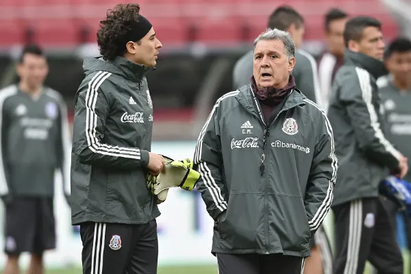 IMAGO7 Memo Ochoa y Gerardo Martino en un entrenamiento del Tri