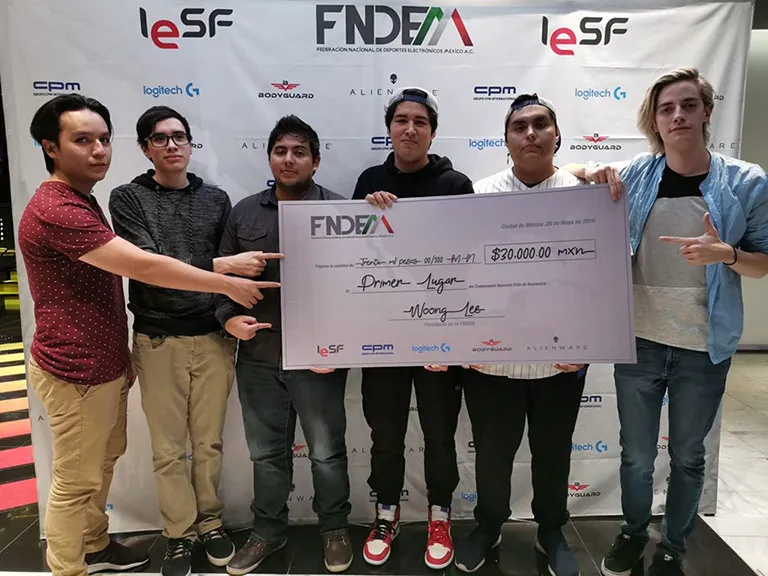 La escuadra de Pandilla Mante-Killah presume su premio tras imponerse en Overwatch