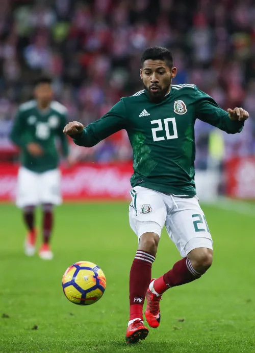 Javier Aquino durante un juego de la Selección Mexicana