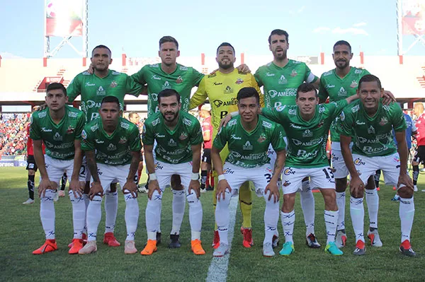 IMAGO7 Alebrijes posa para la foto oficial antes de un juego