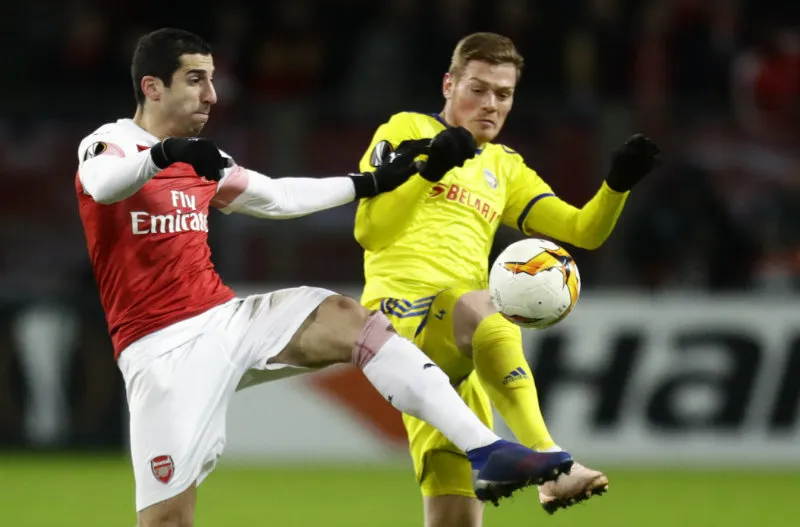 Mkhitaryan durante un partido del Arsenal