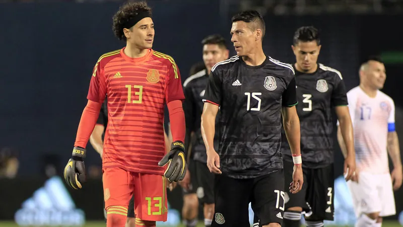 MEXSPORT Ochoa platica con Moreno tras un juego de México