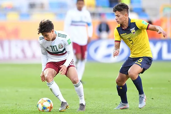 MEXSPORT Lainez controla el balón en un juego del Mundial Sub 20