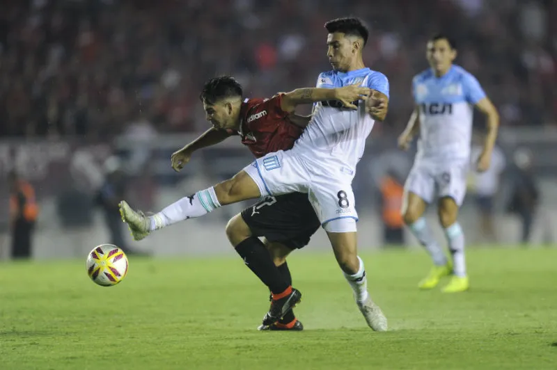 CORTESÍA DIARIO OLÉ Pol Fernández disputa el balón durante un juego de Racing