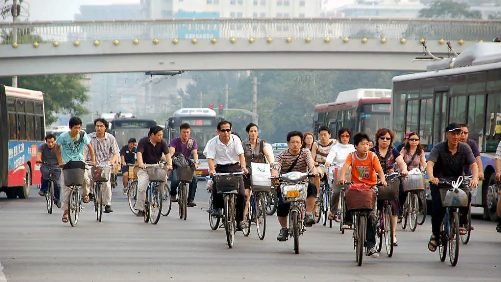 ESPECIAL Ciclistas recorren una avenida de China