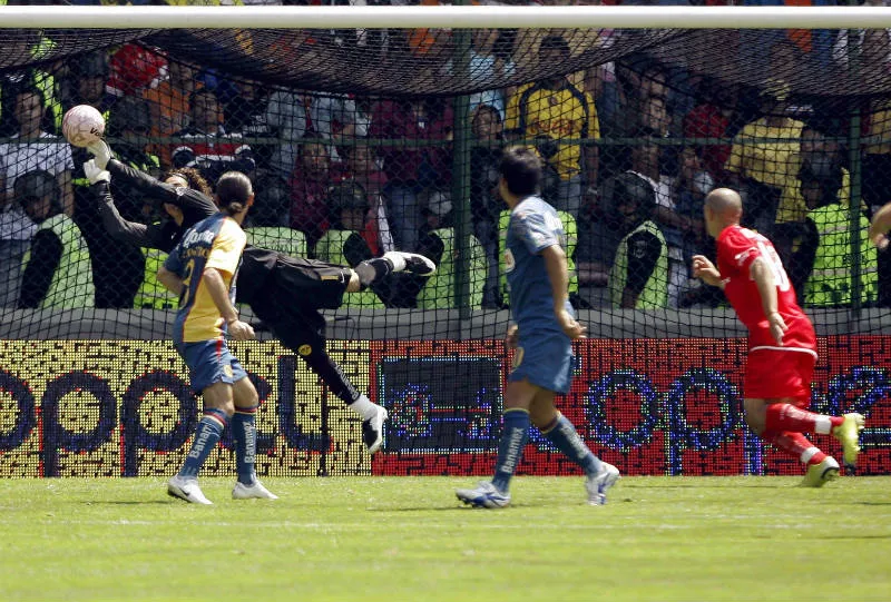 MEXSPORT Ochoa realiza una atajada cuando jugaba con el América