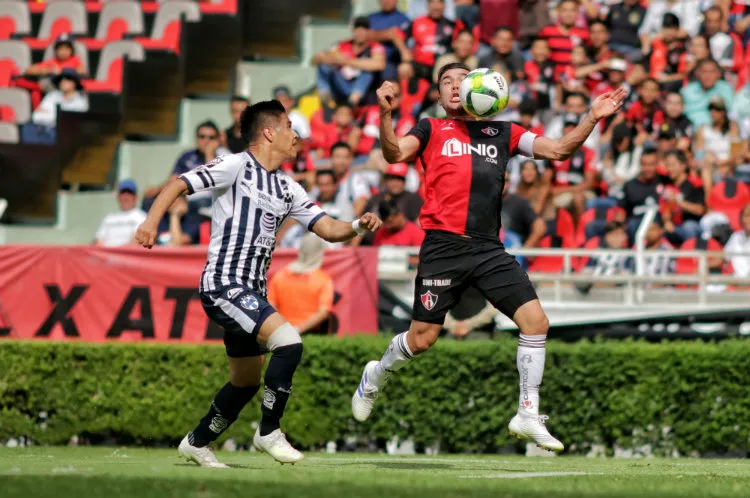 IMAGO7 Juan Pablo Vigón controla en el duelo contra Rayados