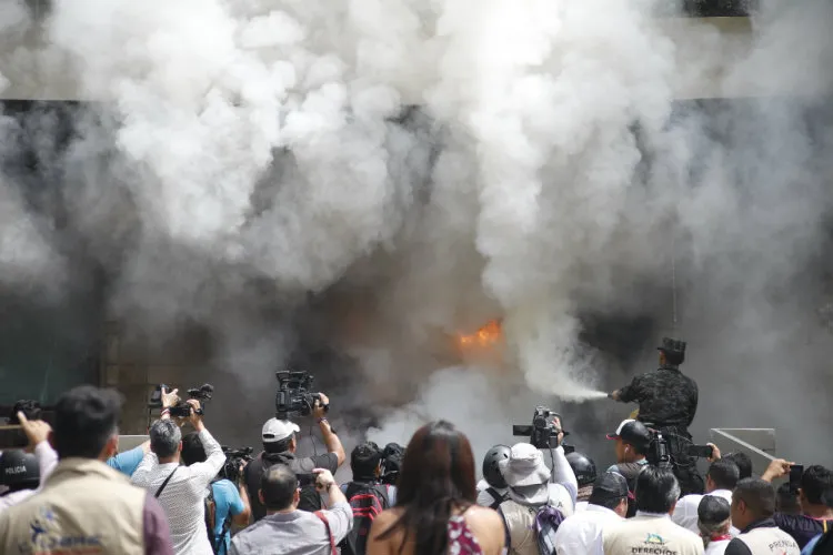AP Autoridades intentan controlar el fuego frente a la embajada de EU