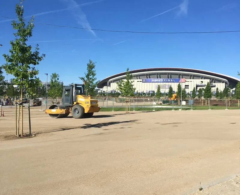 Aplanadoras trabajan en el Metropolitano
