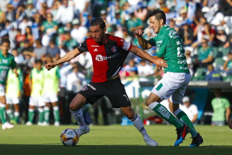 IMAGO7 Vigon disputa un balón frente a Ramiro González