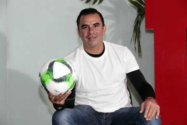 DANIEL GÁMEZ Gustavo Nápoles posando para la lente de RÉCORD