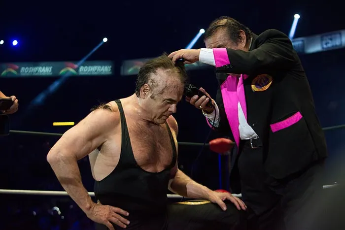 ÁNGEL REYNA Momento en que rapan a Máscara Año 2000