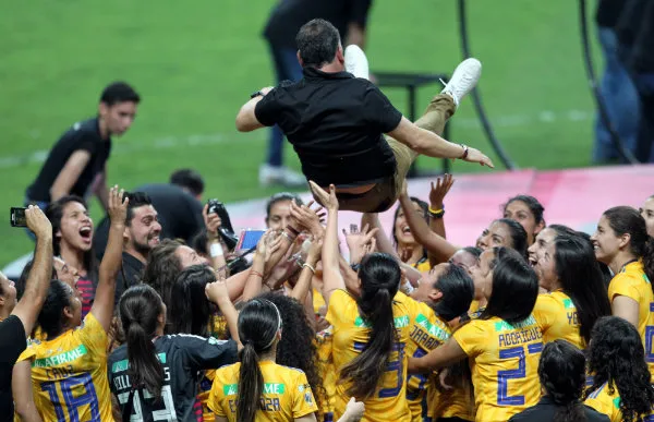 Ramón Villa Zevallos y Tigres Femenil festejan el título del C2019