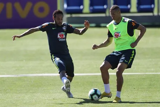 EFE Neymar busca el balón en entrenamiento de Brasil