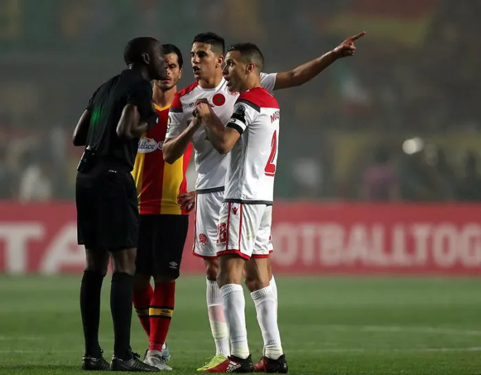 EFE Jugadores del Wyded reclaman al árbitro