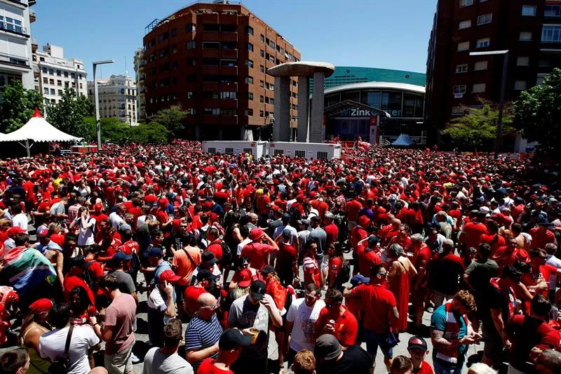 EFE Afición del Liverpool en la Plaza de Felipe II en Madrid