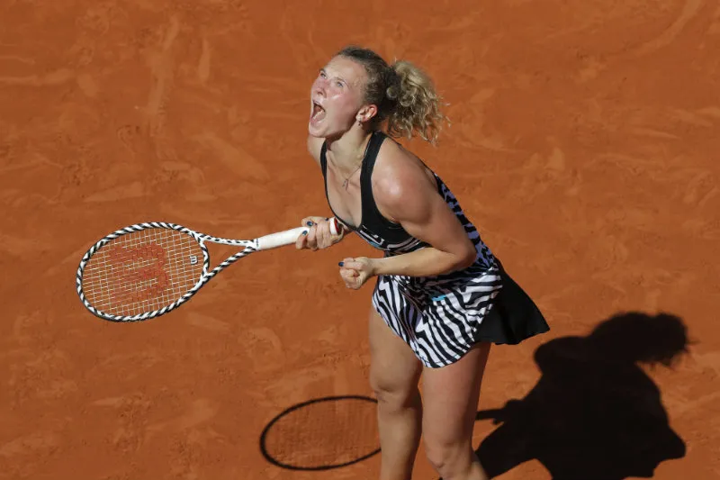 AP Siniakova festeja tras eliminar a Naomi Osaka