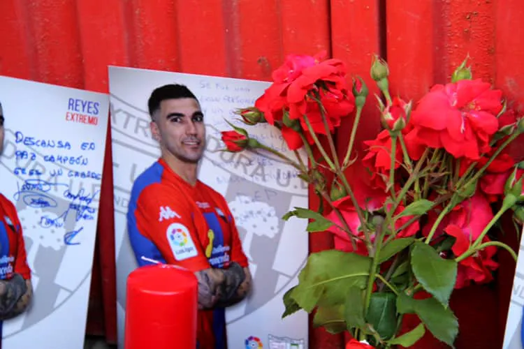 Fans del Extremadura U.D. rinden homenaje a José Antonio Reyes