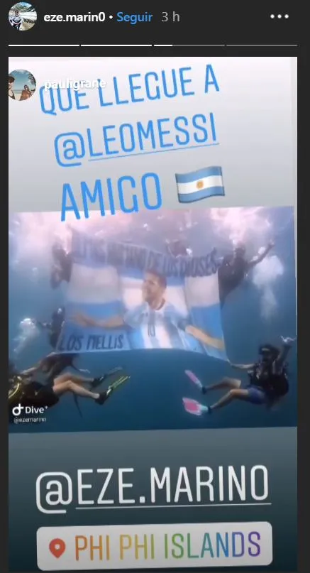Buzos con una manta dedicada a Messi