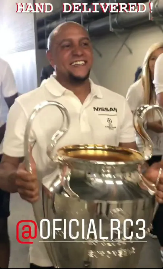 INSTAGRAM @CHAMPIONSLEAGUE Roberto Carlos con 'La Orejona' en sus manos
