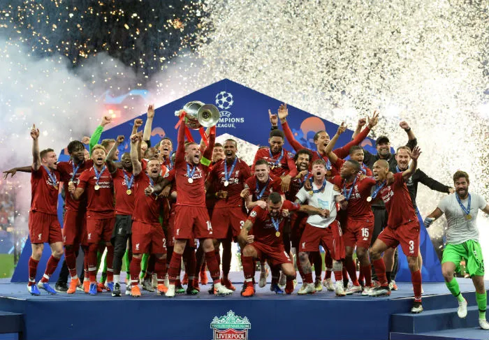Jugadores del Liverpool levantando el título de la Champions