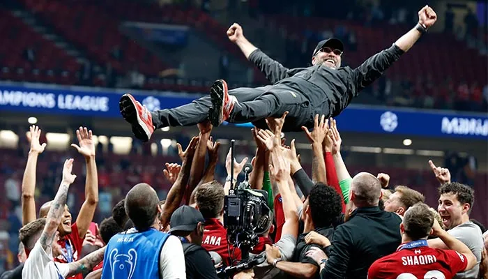 Klopp festejando el título con los jugadores