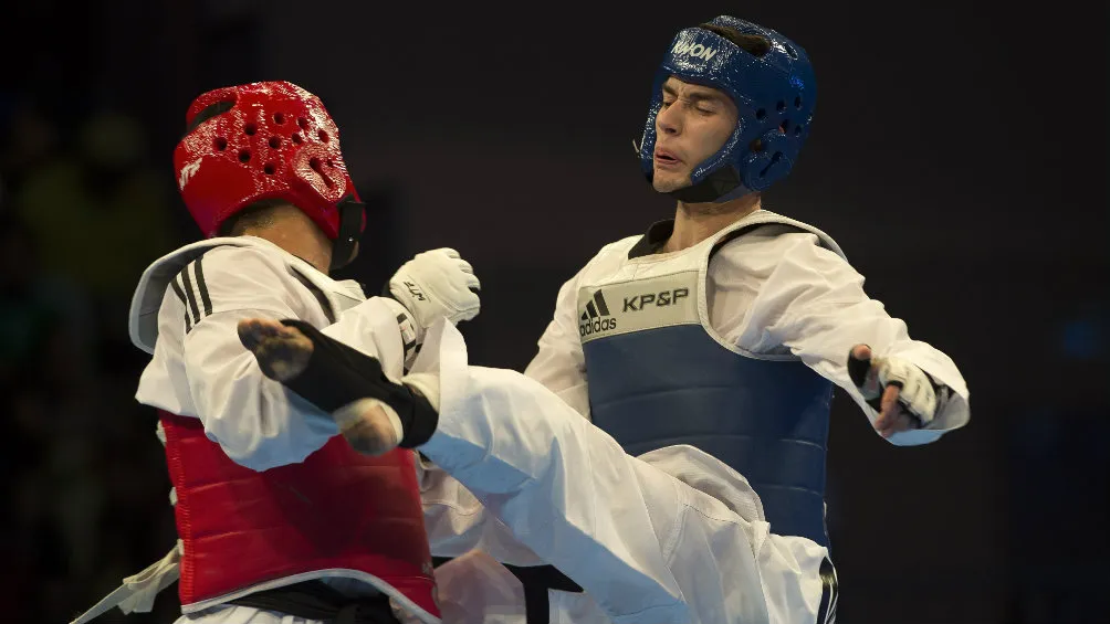 René Lizárraga impacta una patada durante un combate