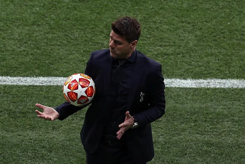 EFE Pochettino juega con el balón de la Champions