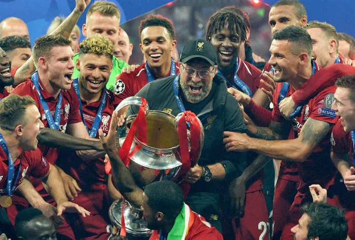 Klopp festeja con sus jugadores