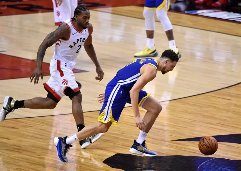 EFE Klay Thompson, pierde el balón y se lesiona