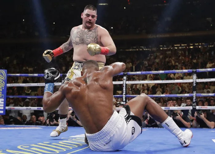 AP Andy Ruiz manda a la lona a su rival