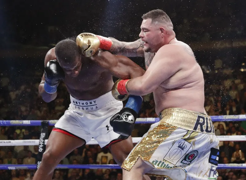 Andy Ruiz suelta un golpe a Anthony Joshua