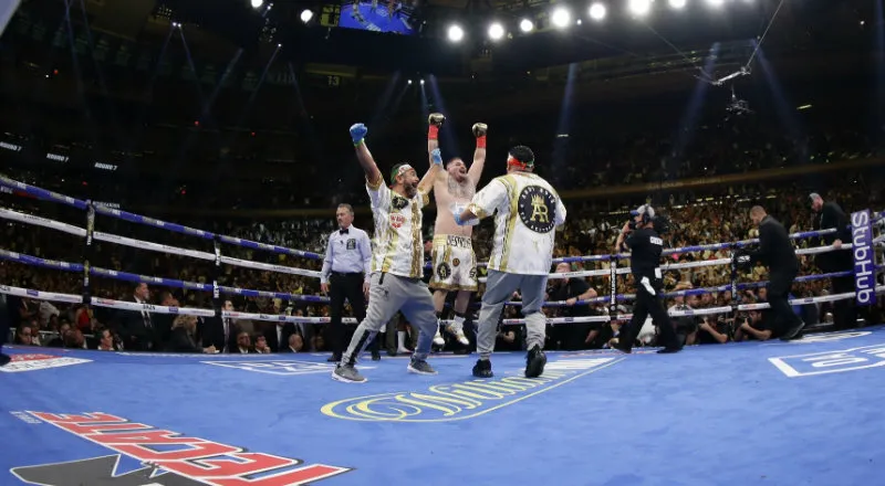 Andy Ruiz festeja tras vencer a Anthony Joshua