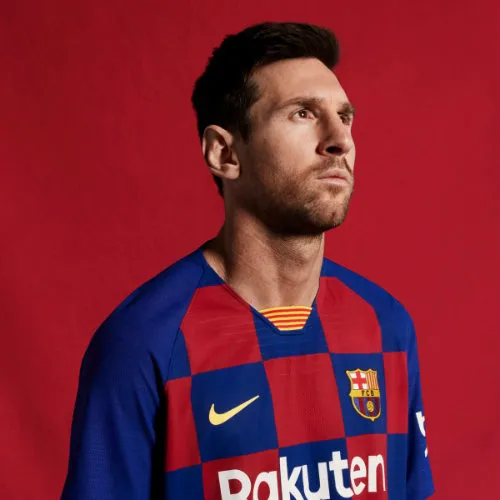 Leo Messi posa con la nueva camiseta blaugrana